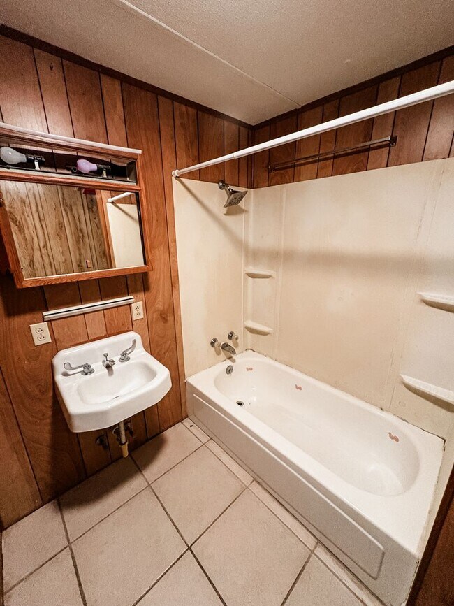 Building Photo - Beautiful 3BR/1BA in the country
