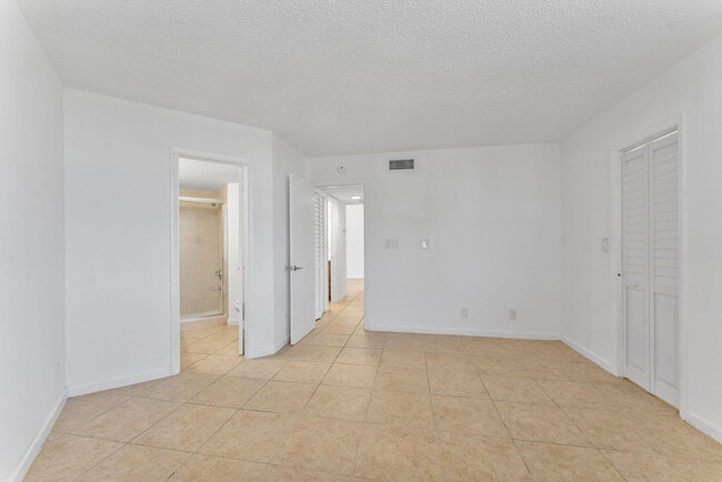 Building Photo - 212 Lake Pointe Dr