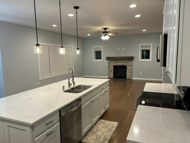 Building Photo - 2142 Hidden Ridge Dr