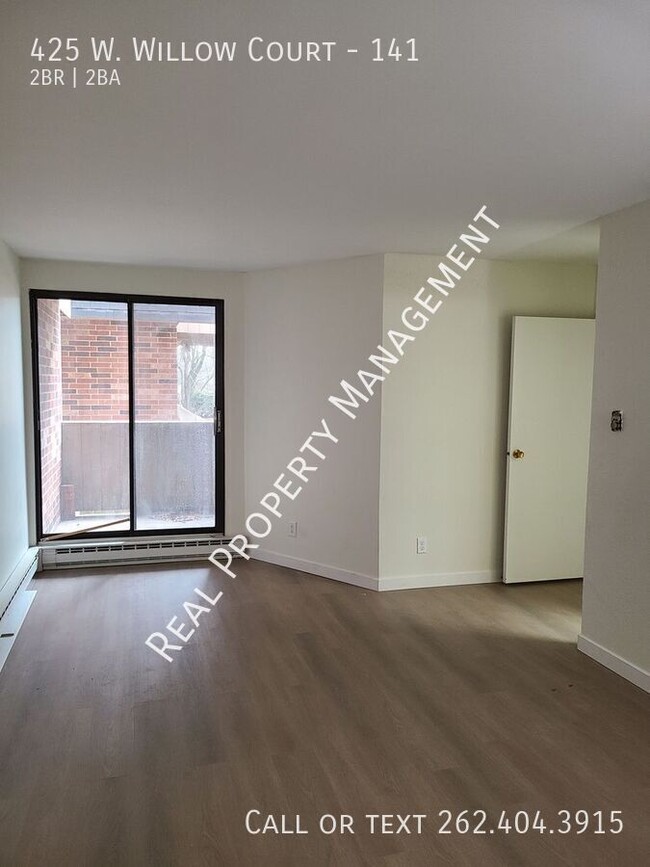 Building Photo - Spacious 2 Bedroom Condo minutes from Lake...