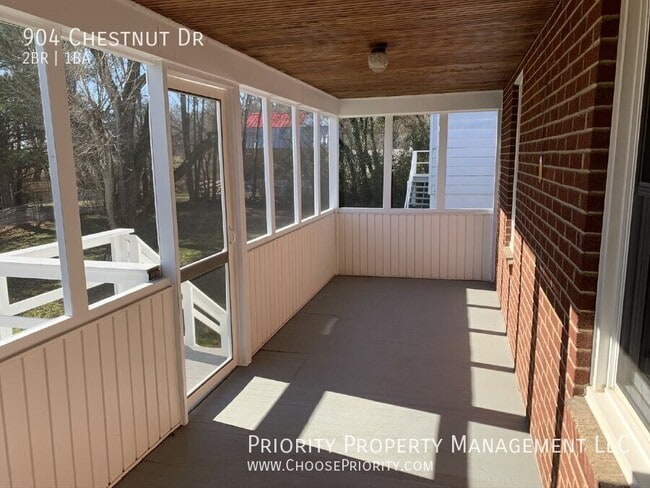 Building Photo - 904 Chestnut Dr