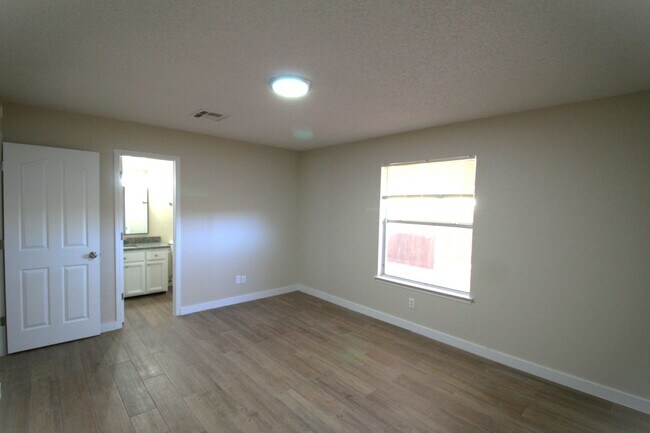 Building Photo - Beautiful Northeast Home -Utilities are a ...