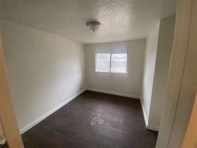 Building Photo - Spacious 3/2 duplex with a garage