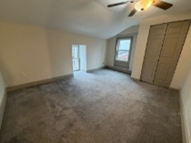 Building Photo - AVAILABLE FOR SHOWING !!! 4BR / 1.5BA.