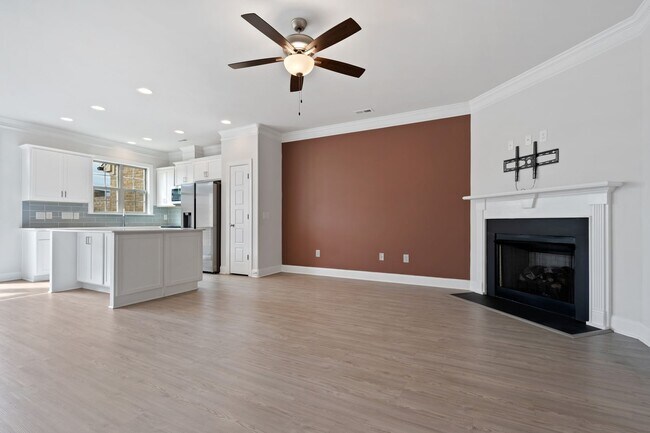 Building Photo - Available NOW! 2BR/2.5BA Townhouse in Mebane