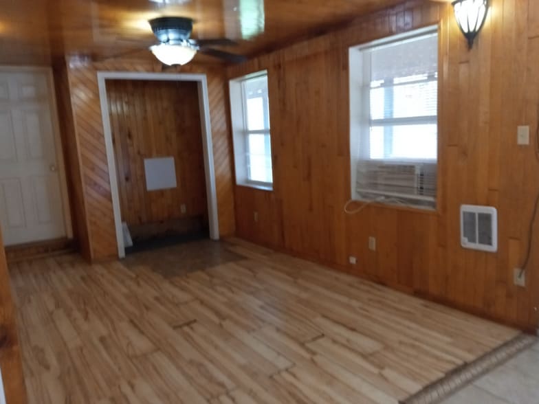 Building Photo - 1574 Armstrong Rd