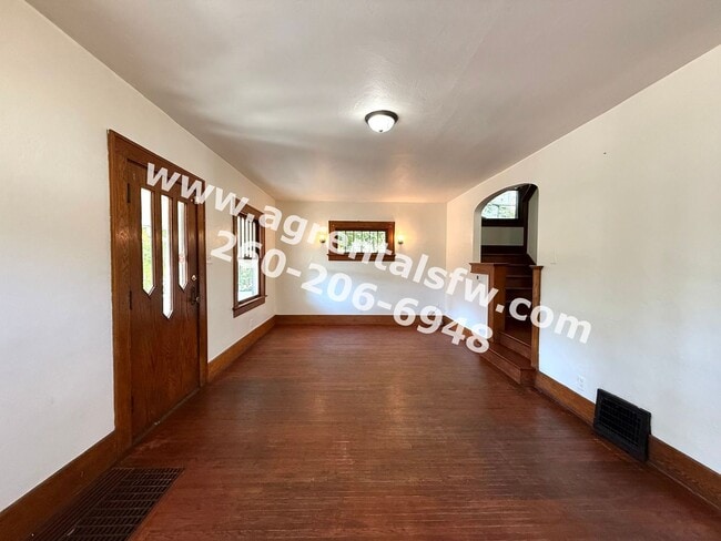 Building Photo - 3 Bedroom House