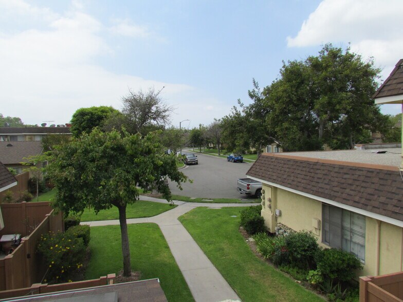 Building Photo - 16720 Cedarwood Cir