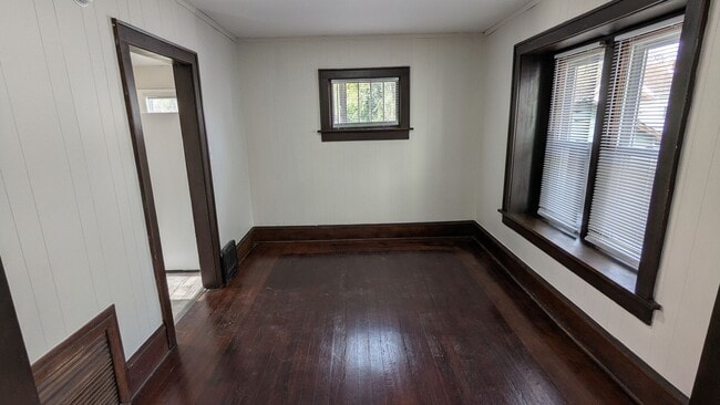 Building Photo - LEASING SPECIAL! Charming 3-Bedroom, 1-Bathroom Home in the Heart of Akron