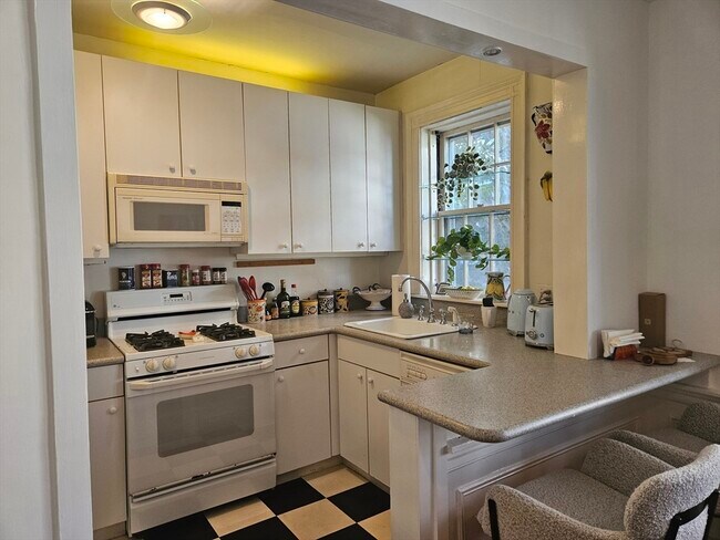 Building Photo - 77 Martin St