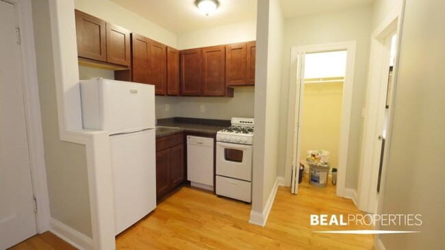Building Photo - 0 bedroom in CHICAGO IL 60657
