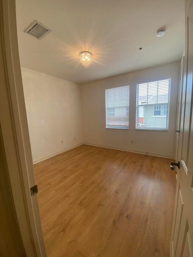 Building Photo - 410 Amador Ln