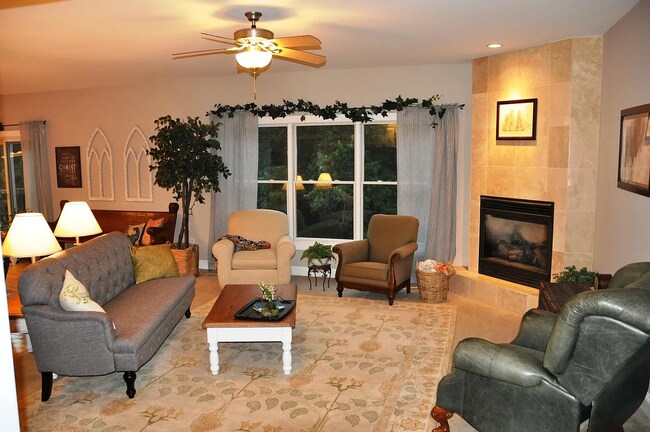 Building Photo - 4627 Sunburst Dr