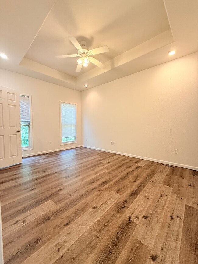 Building Photo - 927-MF2-E2