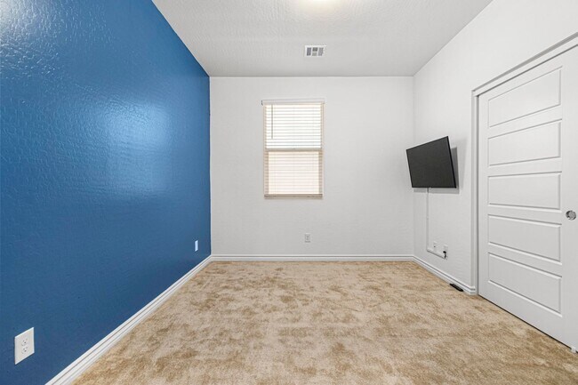 Building Photo - Modern 4-Bedroom Home in Gated Henderson Community | Built 2022