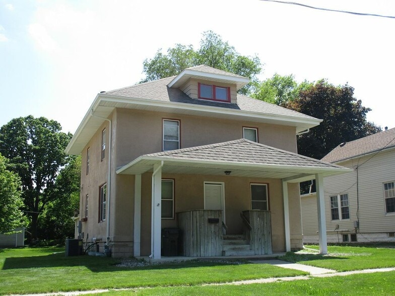 Building Photo - 816 W 7th St