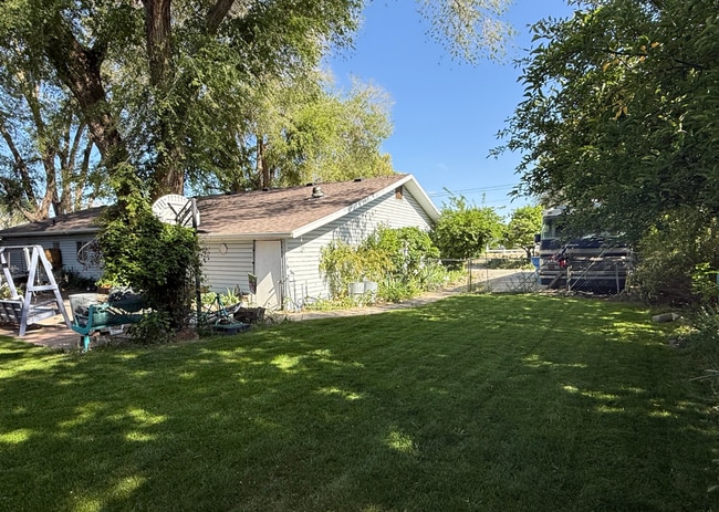 Building Photo - Cute Lehi rambler with tons of yard space ...