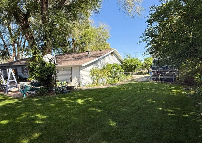 Building Photo - Cute Lehi rambler with tons of yard space and trees!