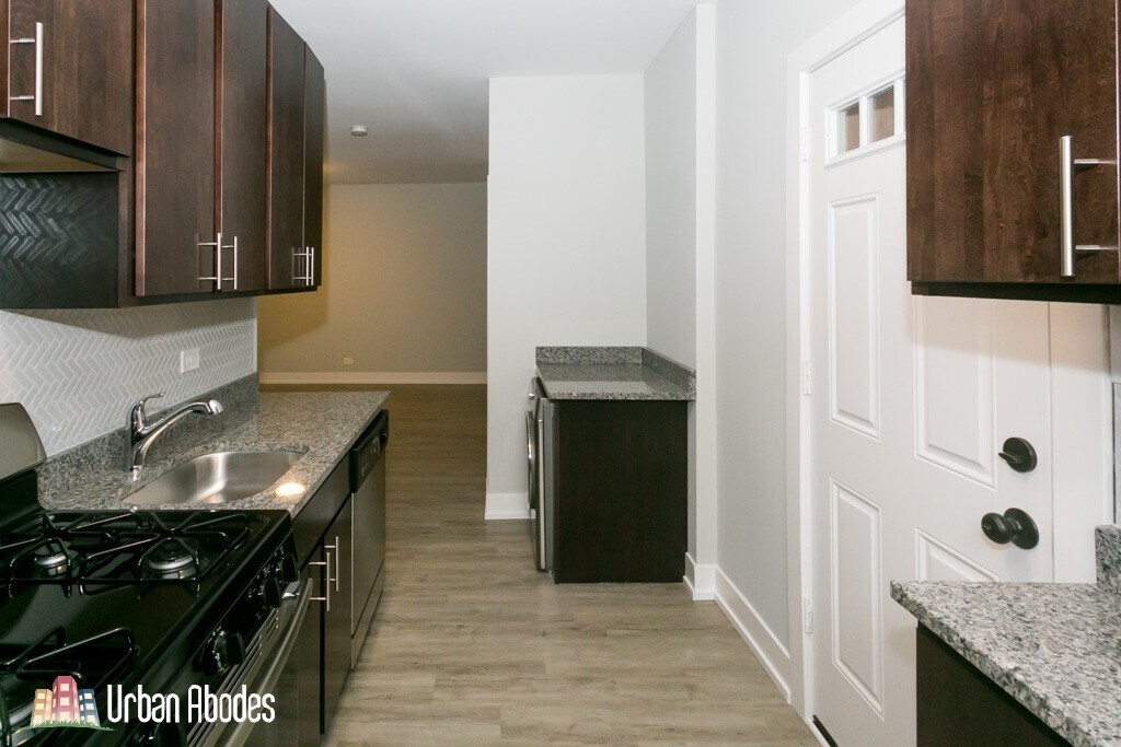 Building Photo - 705 W Brompton Ave