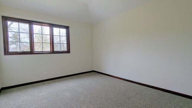 Building Photo - 709 W Kenilworth Ave