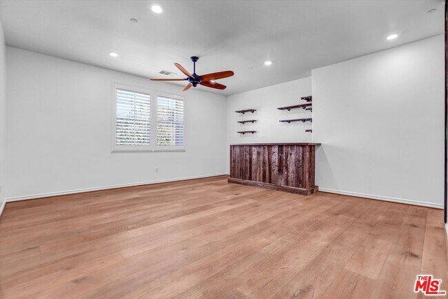 Building Photo - 577 Comet Ave