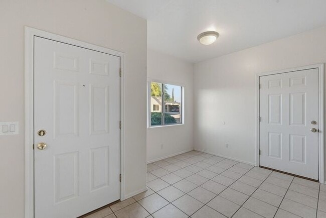 Building Photo - Pending/ Rented - Comfortable Eastside Liv...