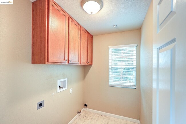 Building Photo - 220 Whispering Oaks Ct