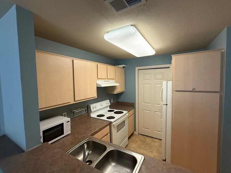 Building Photo - 2510 Taft Dr