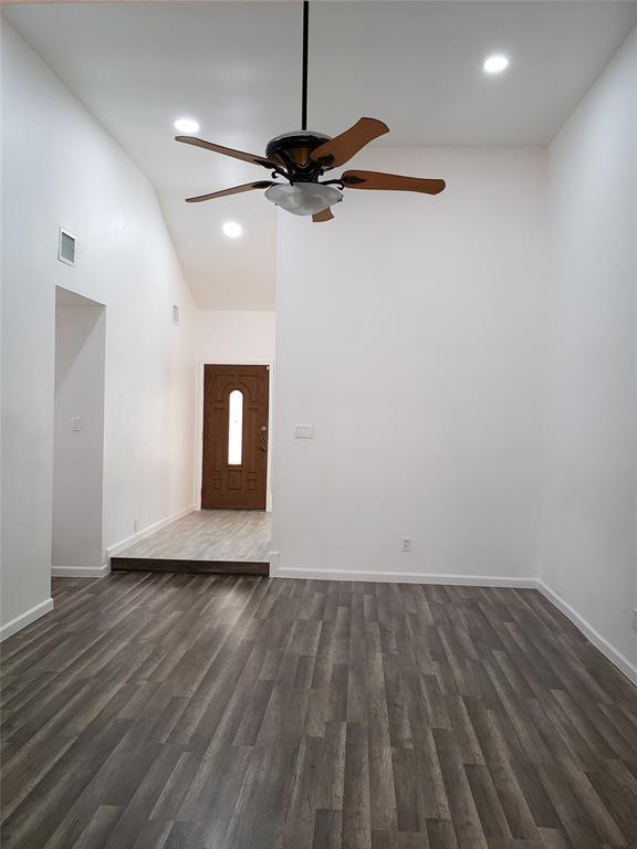 Building Photo - 703 Meadow Creek Dr