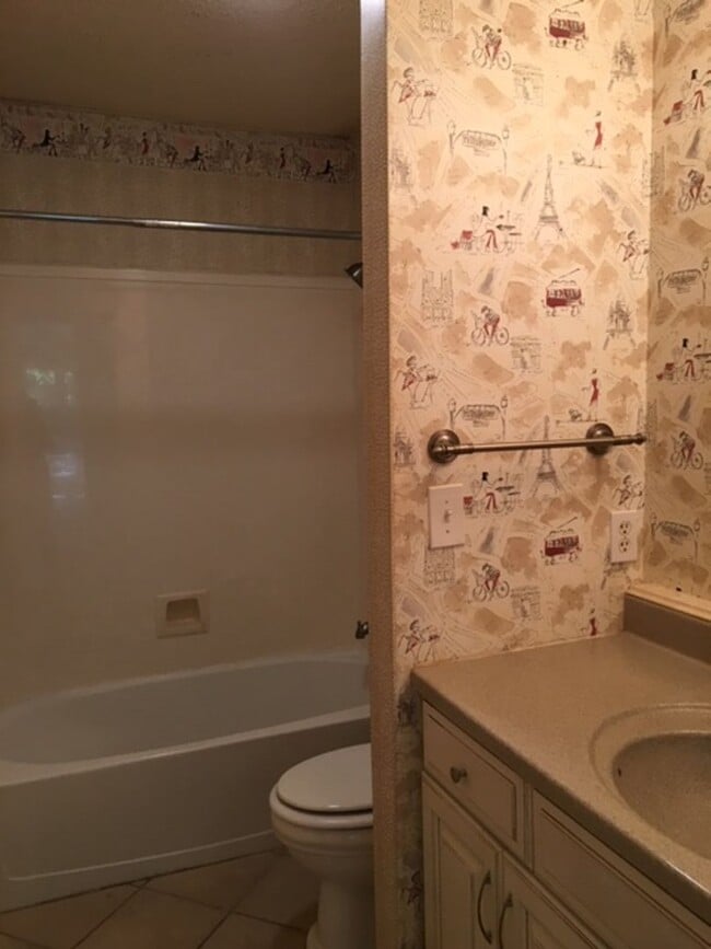 Building Photo - 3 Bedroom 2 Bath