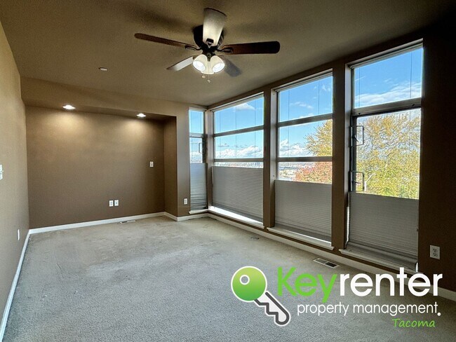 Building Photo - Dream Townhome in Tacoma, WA!