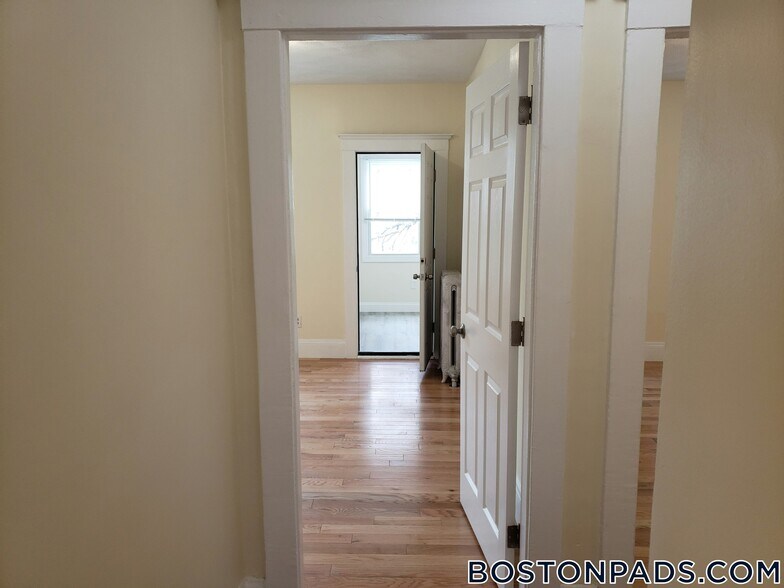 Building Photo - 194 Kelton St