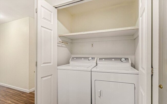 Building Photo - Beautiful 2 bedroom Condo in Kirkland!!