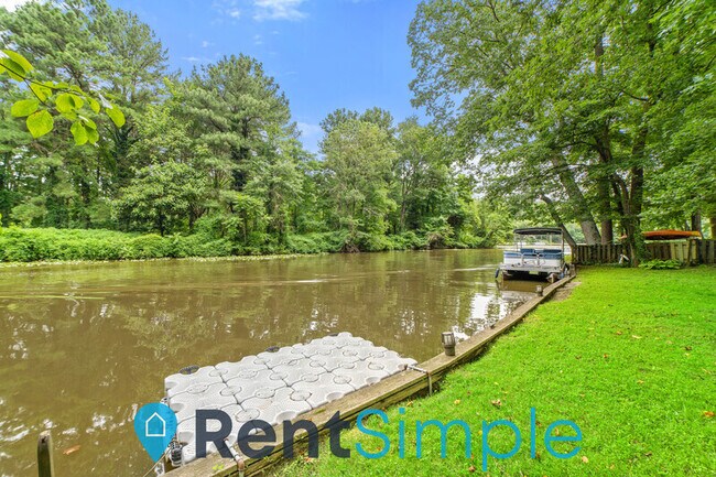 Building Photo - 6502 Lakeview Dr