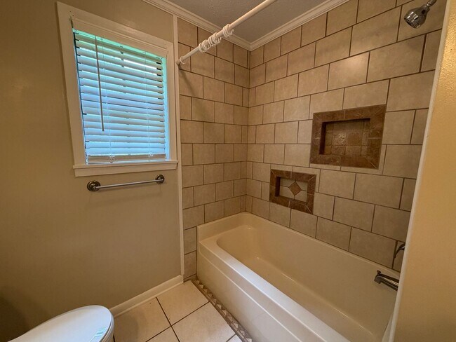 Building Photo - 4 bed/3 bath house in Tupelo