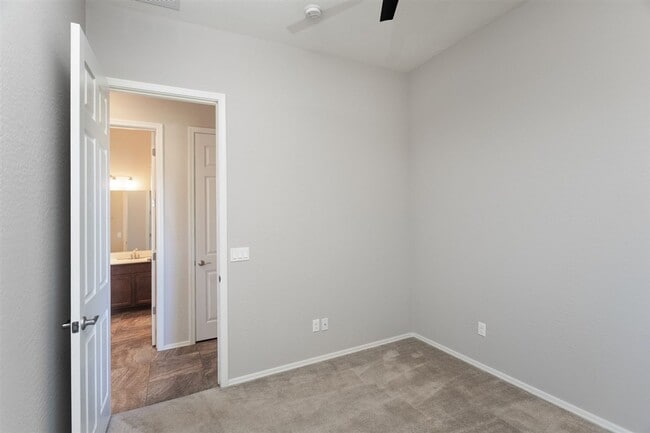 Building Photo - 4077 N Aberdeen Ave