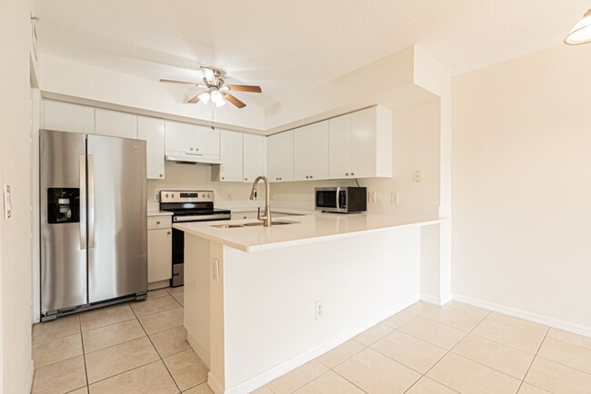 Building Photo - Stylish & Spacious 3BR Condo with Brand-Ne...