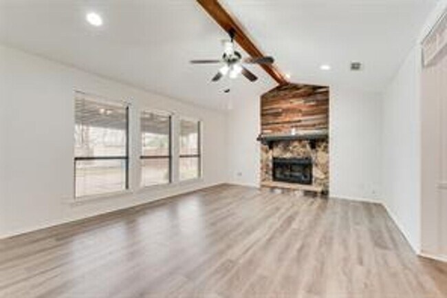 Building Photo - Charming Rowlett Retreat: Updated and Move in Ready