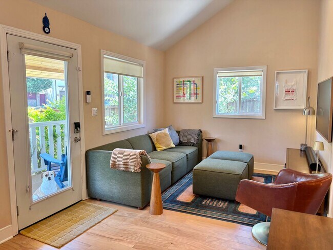 Building Photo - Charming 3bed/2 Bath Private Gated Main House with Vaulted Ceilings, Parking, and Laundry in the ...