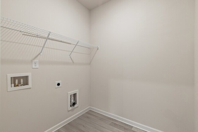Building Photo - House Beds - 5 Baths - 4