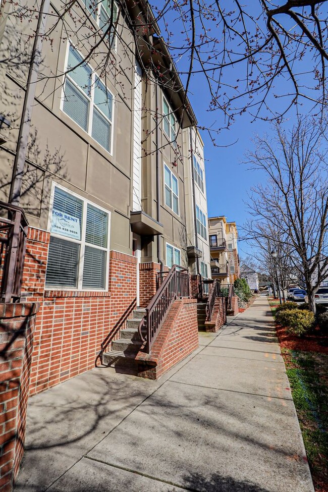Building Photo - 3 story townhome with Uptown View