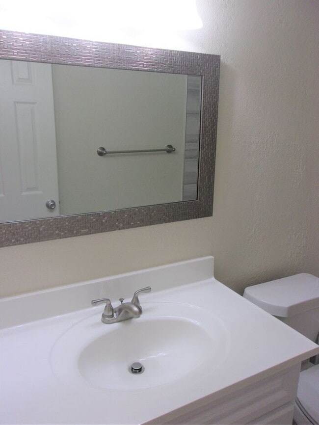 Building Photo - 2 BED 1.5 BATH TWO STORY TOWNHOUSE- WARR A...