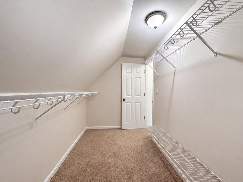 Building Photo - 8 Pebble Ln
