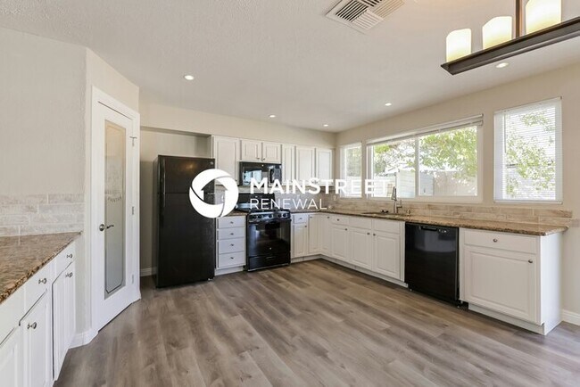 Building Photo - 4 Bedroom Pet-Friendly Home in LAS VEGAS, NV with Main Street Renewal