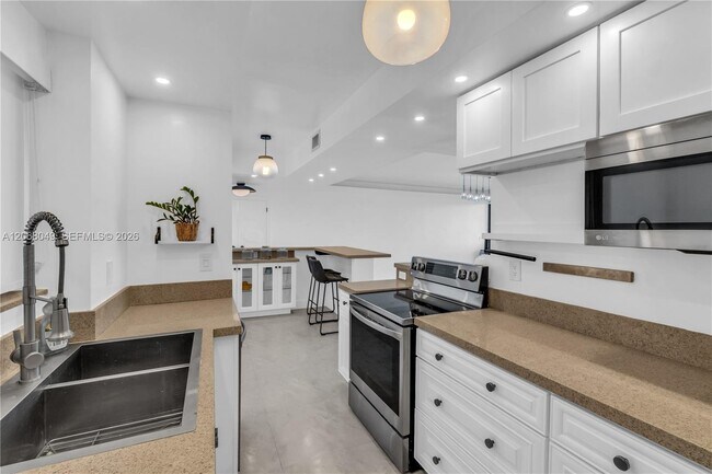 Building Photo - 9101 E Bay Harbor Dr
