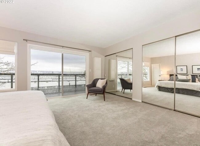 Big master bedroom with beautiful views - 704 N Tomahawk Island Dr
