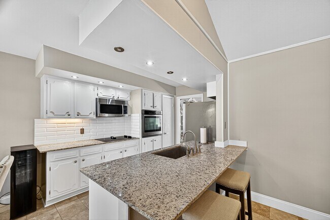 Building Photo - 9402 Meadowcroft Dr