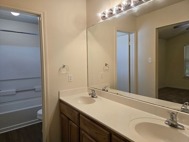 Building Photo - 3/2 Hewitt Duplex