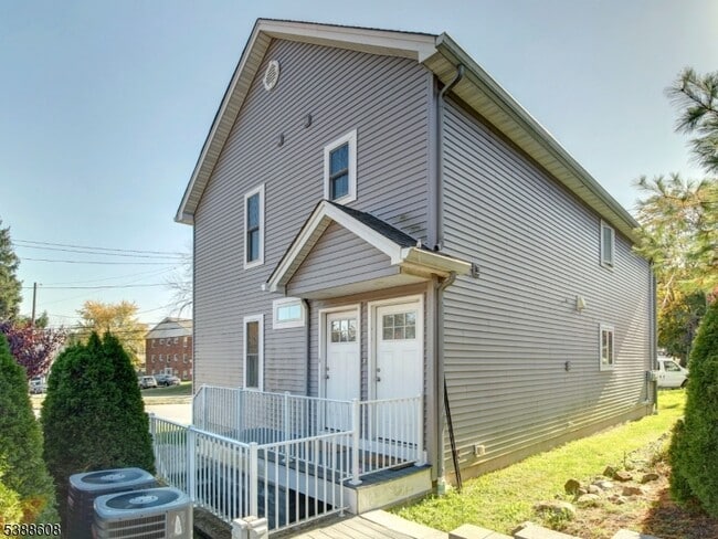 Building Photo - 82 Pine St