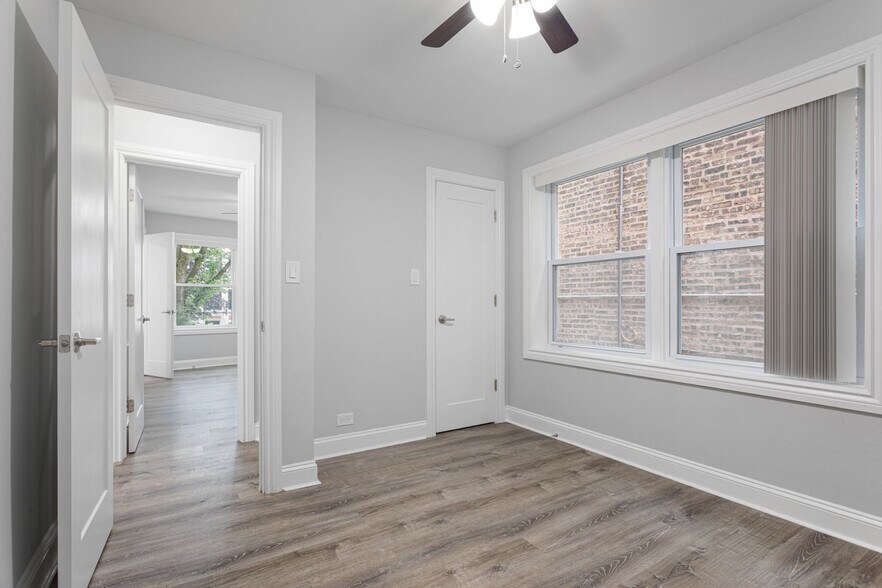 Building Photo - 7639 N Eastlake Ter